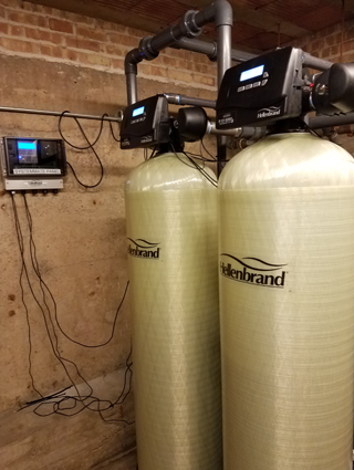 Commercial water softener with progressive flow